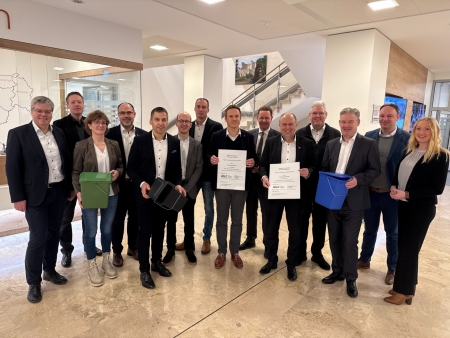 Bildunterzeile: Die neuen Entsorgungsverträge sind unterzeichnet: Uwe Gockel (Bürgermeister Borchen), Matthias Möllers (Bürgermeister Altenbeken), Ute Dülfer (Bürgermeisterin Lichtenau), Christian Carl (Bürgermeister Bad Wünnenberg), Burkhard Schwuchow (Bürgermeister Büren), Lukas Jacobs, Andreas Bödefeld (beide Fa. Lobbe Umweltservice GmbH & Co KG), Henrik Egeler, Betriebsleiter des Abfallverwertungs- und Entsorgungsbetrieb Kreis Paderborn (A.V.E.), Ulrich Berger (Bürgermeister Salzkotten), Landrat Christoph Rüther, Werner Peitz (Bürgermeister Delbrück) und Michael Berens (Bürgermeister Hövelhof), Dr. Timon Haasis und Lisa Bördeling (beide Fa. Remondis GmbH & Co. KG, v.l.). A.V.E.: Unterzeichnung neuer Entsorgungsverträge